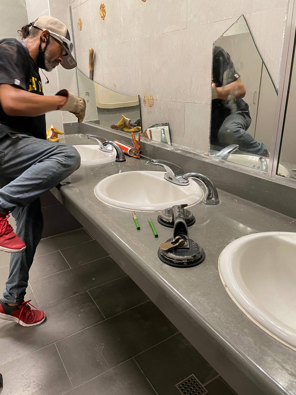 Corte e instalación de espejo
