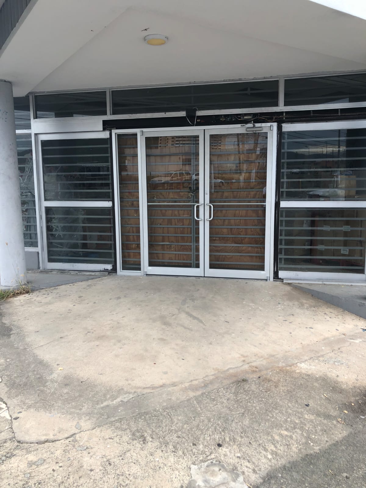 Puertas dobles de cristal y aluminio