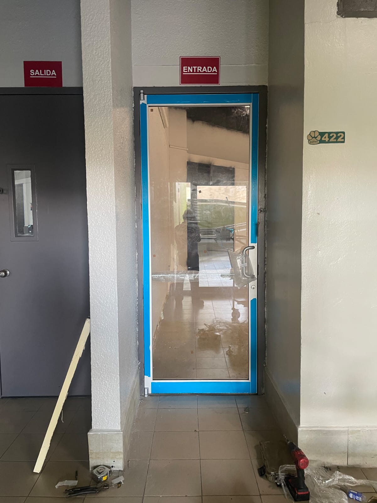 Puerta de entrada en cristal