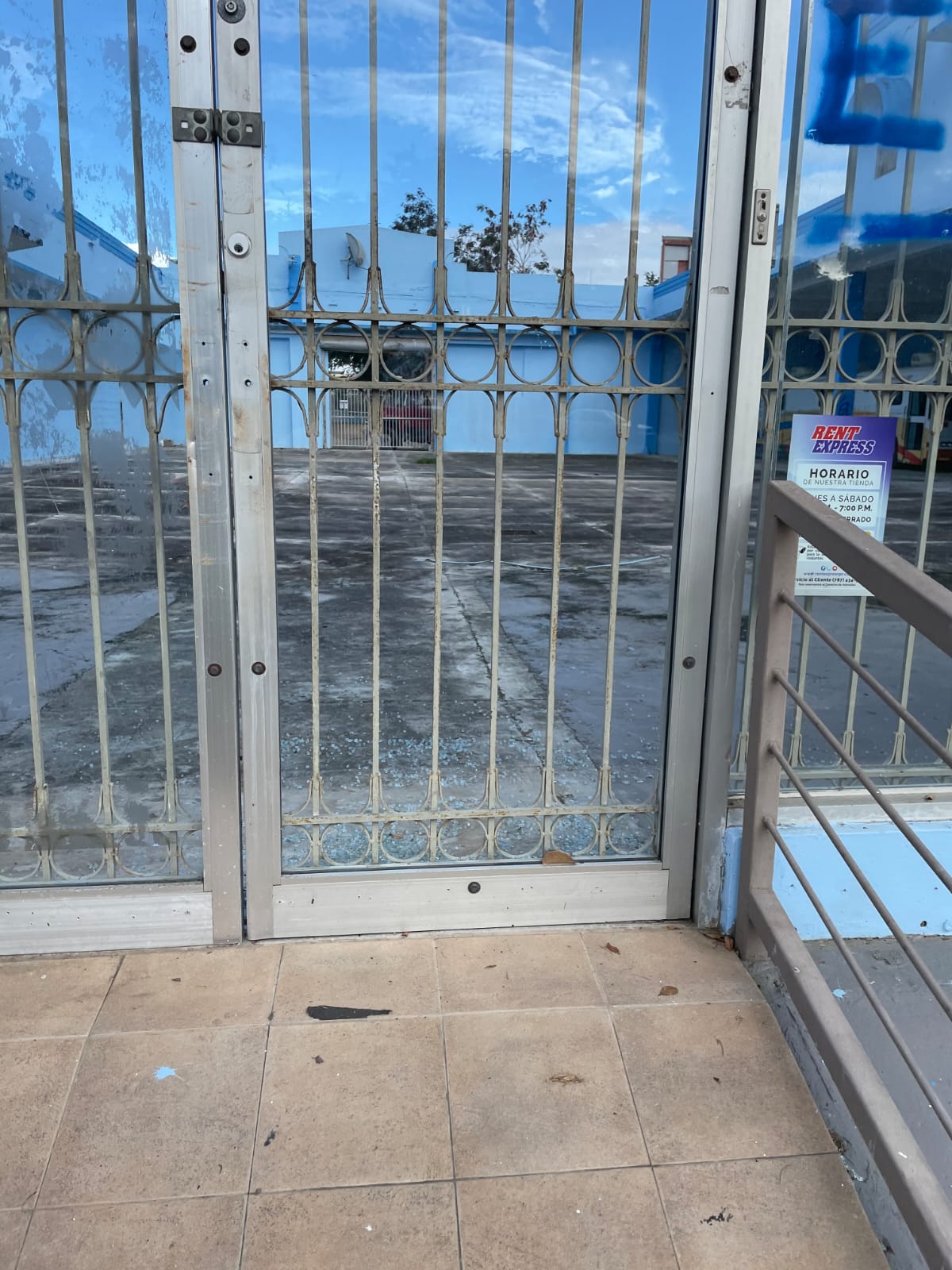 Puertas comerciales, residenciales, closet y eléctricas — trabajo 2