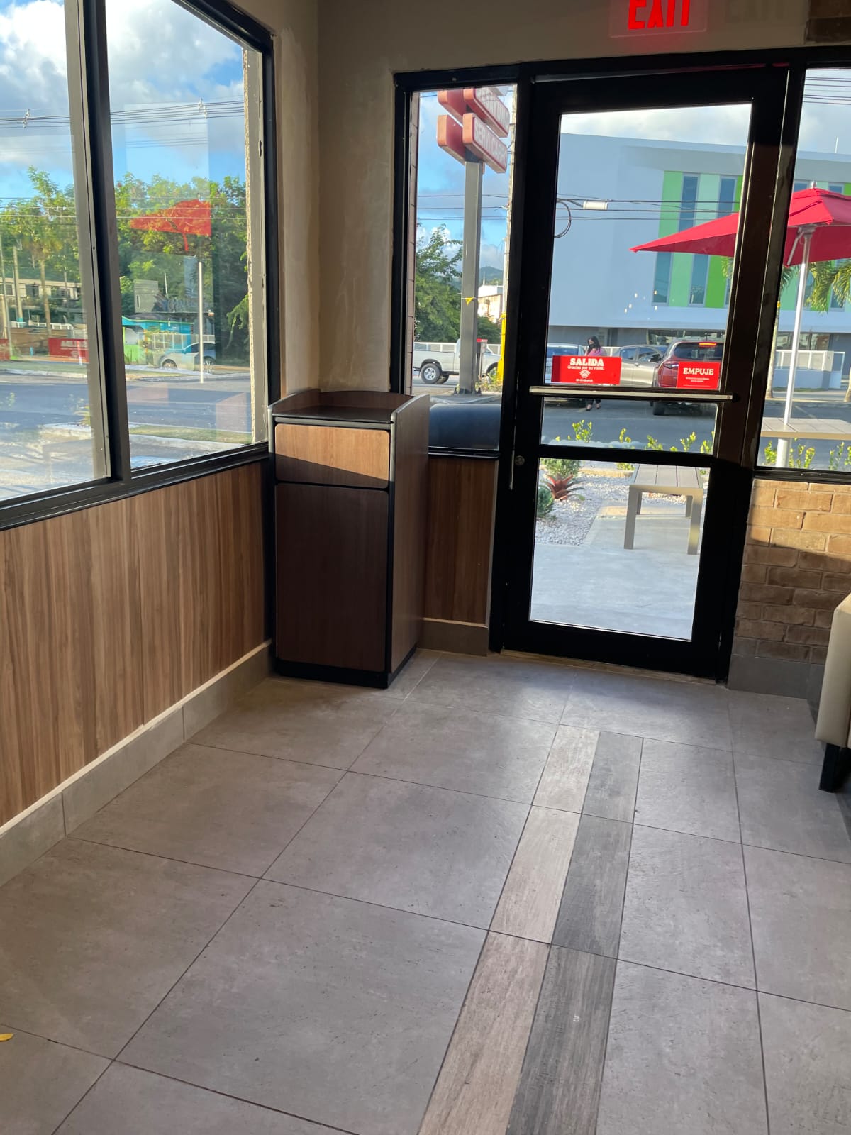 Puerta de salida comercial