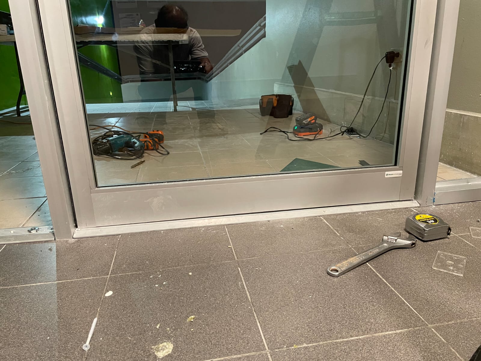 Instalación de puerta en cristal